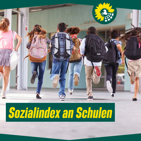 Foto von laufenden Schulkindern. Logo der Grünen Landtagsfraktion. Text:"Sozialindex an Schulen"